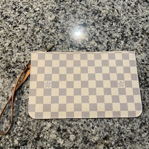 Louis Vuitton Damier Neverfull Pochette